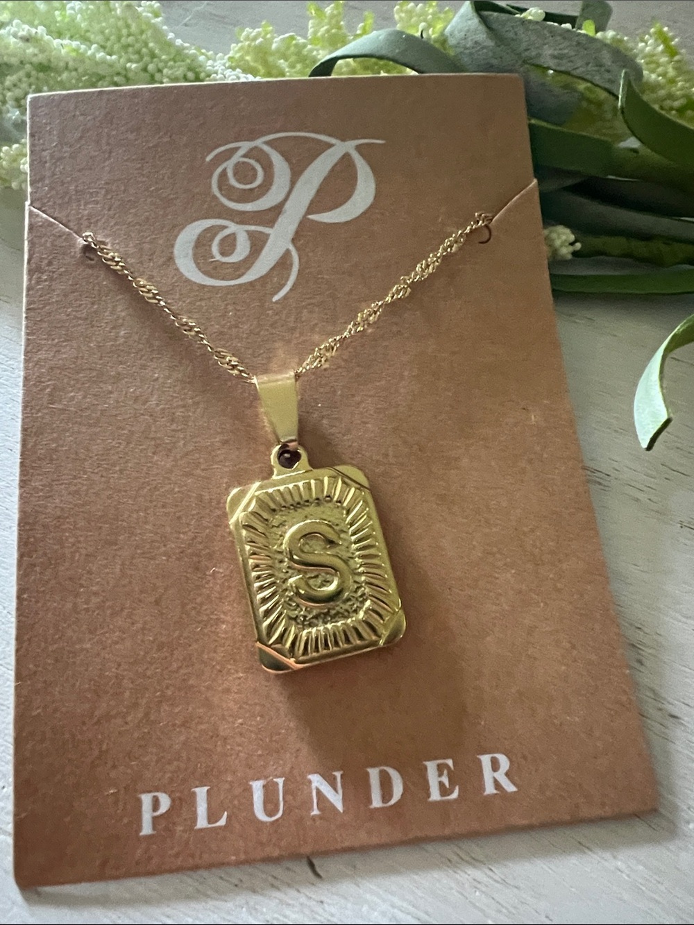 Plunder “S” necklace gold tone